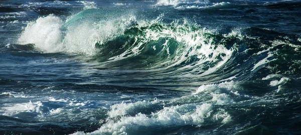 Stora stormiga ocean wave. Blått vatten bakgrund — Stockfoto