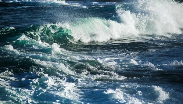 Grande vague orageuse de l'océan. Fond bleu d'eau — Photo