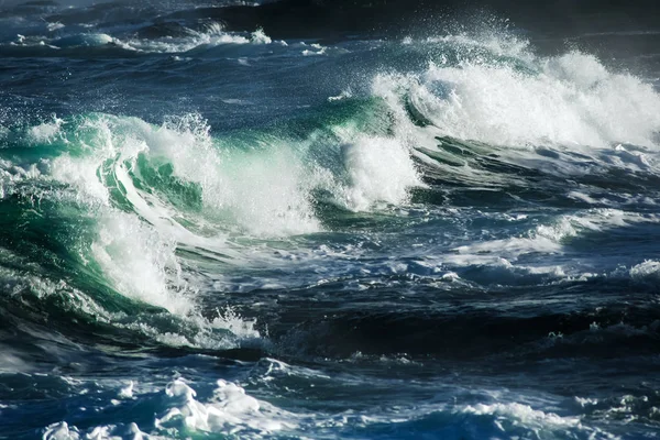 Grande vague orageuse de l'océan. Fond bleu d'eau — Photo