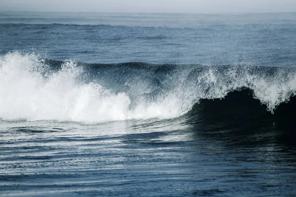 Grande vague orageuse de l'océan. Fond bleu d'eau — Photo