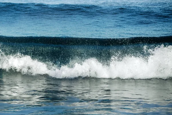 Grande vague orageuse de l'océan. Fond bleu d'eau — Photo