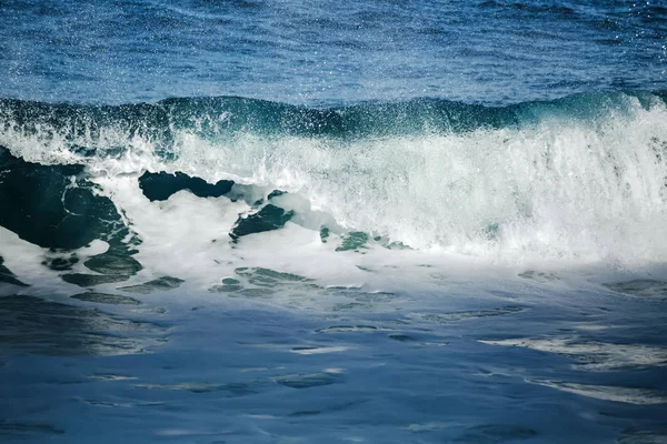 Большая бурная океанская волна. Синий фон — стоковое фото