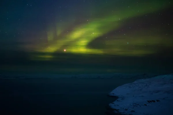 Северное сияние. Aurora borealis природный пейзаж ночью — стоковое фото