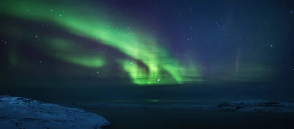 Luci del nord. Aurora borealis paesaggio naturale di notte — Foto Stock