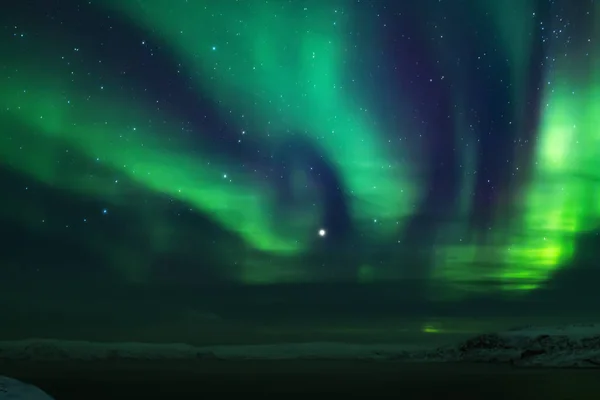 Luci del nord. Aurora borealis paesaggio naturale di notte — Foto Stock