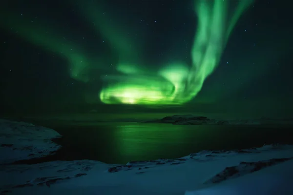 Luci del nord. Aurora borealis paesaggio naturale di notte — Foto Stock