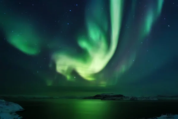 Luci del nord. Aurora borealis paesaggio naturale di notte — Foto Stock