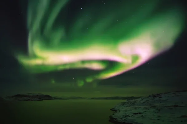 Северное сияние. Aurora borealis природный пейзаж ночью — стоковое фото