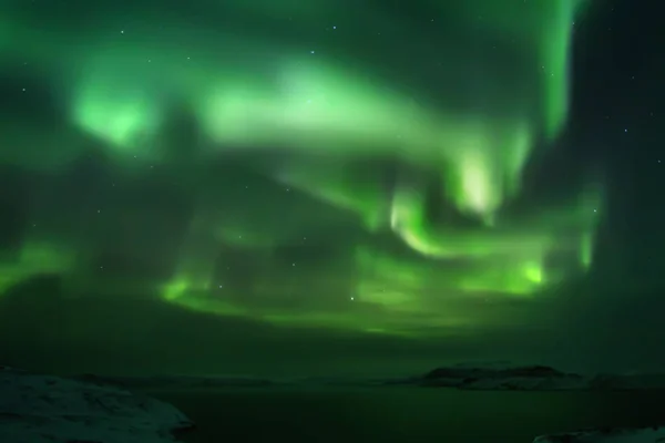 Luzes do norte. Aurora boreal é paisagem natural à noite — Fotografia de Stock