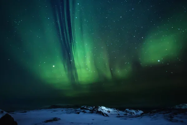 Северное сияние. Aurora borealis природный пейзаж ночью — стоковое фото