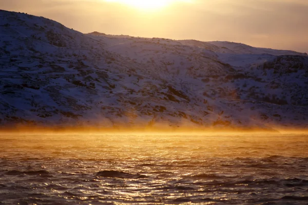Morze Barentsa w Ocean Arktyczny o wschodzie słońca — Zdjęcie stockowe