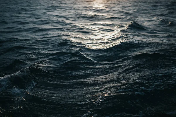 Woda streszczenie tekstura tło. Słońce odbite na wodzie — Zdjęcie stockowe