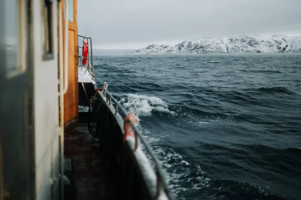 Рыбацкий корабль плавает в море зимой — стоковое фото