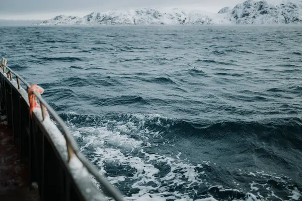 釣り船は冬に海で泳いでいます。 — ストック写真