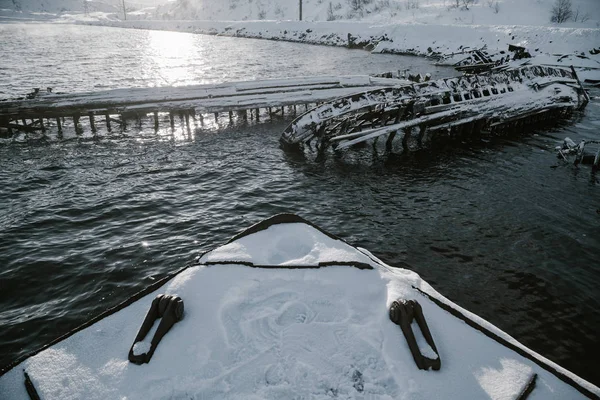 Partes de navios abandonados na costa norte no inverno — Fotografia de Stock