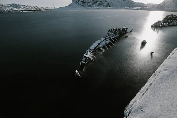 Partes de barcos abandonados en la costa norte en invierno — Foto de Stock