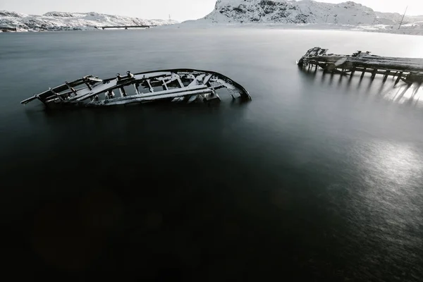 Parties de navires abandonnés sur la côte nord en hiver — Photo