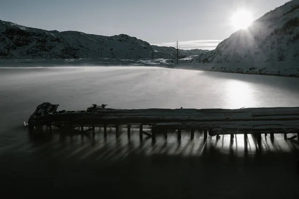 Partes de barcos abandonados en la costa norte en invierno — Foto de Stock