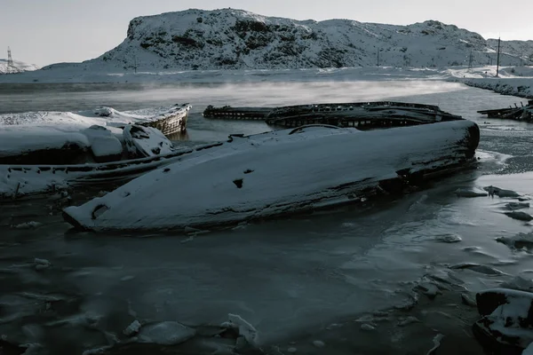 Teile von verlassenen Schiffen an der Nordküste im Winter — Stockfoto