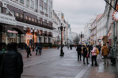 Arbat Sokağı bulutlu gündüz, Moskova'da
