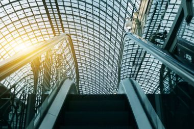 Yürüyen merdiven, kapalı şeffaf çatı ile bina kadar hareketli