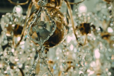 Avize kristal sıcak ışıklar, kapalı arka plan