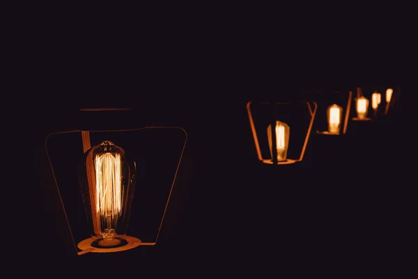Деякі старовинні стильні лампи на чорному тлі — стокове фото