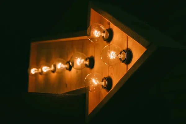 Algumas lâmpadas vintage elegantes em fundo preto — Fotografia de Stock