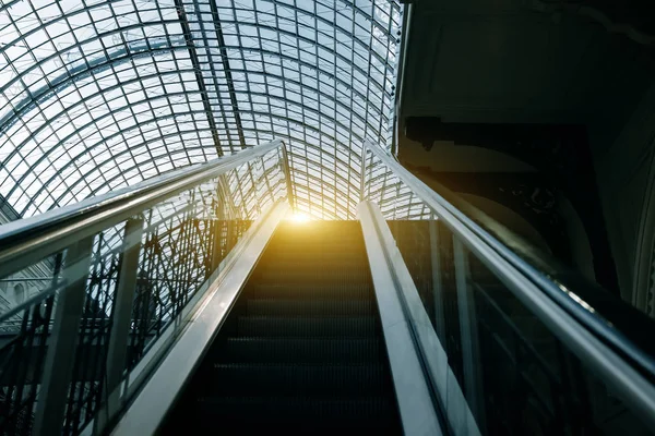 Эскалатор, перемещающийся в помещении в здании с прозрачной крышей — стоковое фото