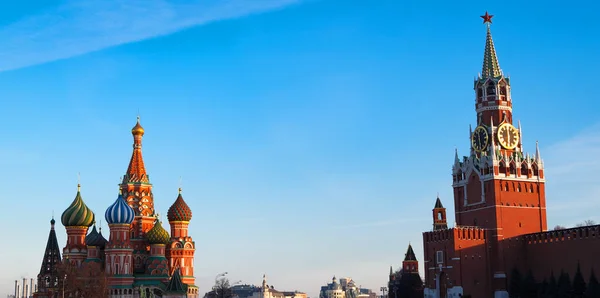 St Basil Katedrali ve Kremlin kırmızı Meydanı'nda. Moscow, Rusya Federasyonu — Stok fotoğraf