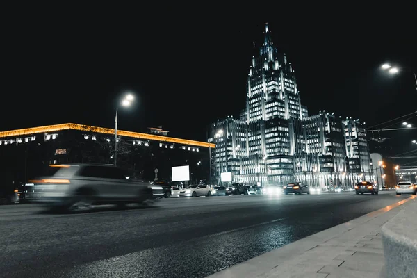 Coches en movimiento en la carretera en la ciudad de la noche — Foto de Stock