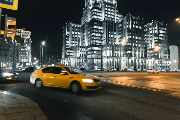 Coches en movimiento en la carretera en la ciudad de la noche — Foto de Stock