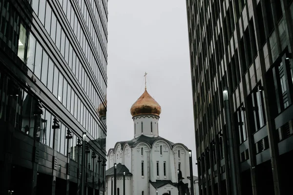 White Square Office Center ve St. Nicholas Kilisesi