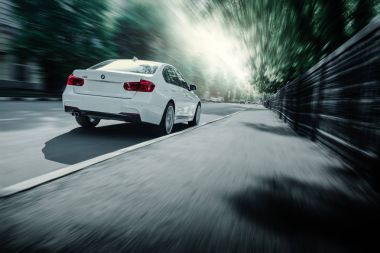 Beyaz Bmw 3 serisi F30 araba yaz gündüz asfalt yolda sürüş