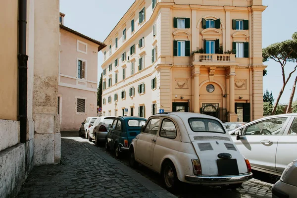 Улица в Риме, Италия в летнее время времени — стоковое фото