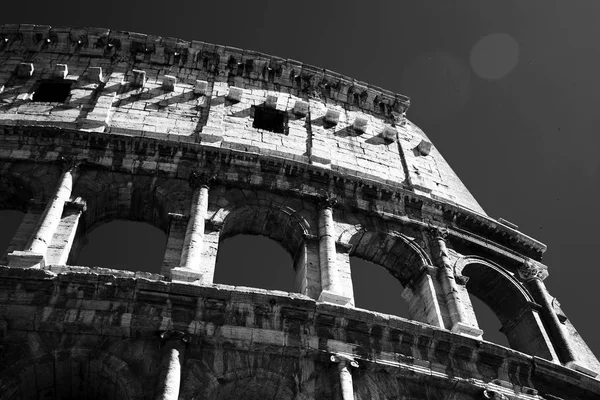 Uitzicht op het Colosseum in Rome overdag. Italië, Europa — Stockfoto
