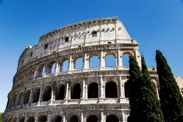 Utsikt över Colosseum i Rom på dagtid. Italien, Europa — Stockfoto