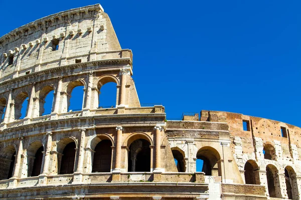 Utsikt över Colosseum i Rom på dagtid. Italien, Europa — Stockfoto