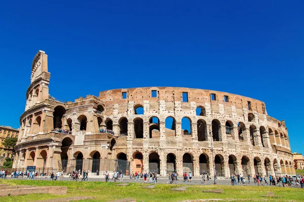 Utsikt över Colosseum i Rom på dagtid. Italien, Europa — Stockfoto