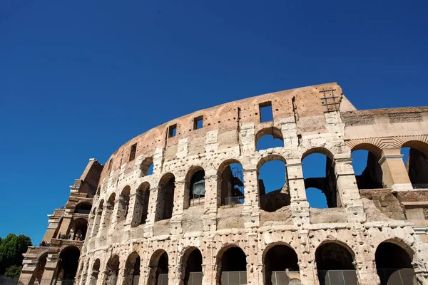 Utsikt över Colosseum i Rom på dagtid. Italien, Europa — Stockfoto