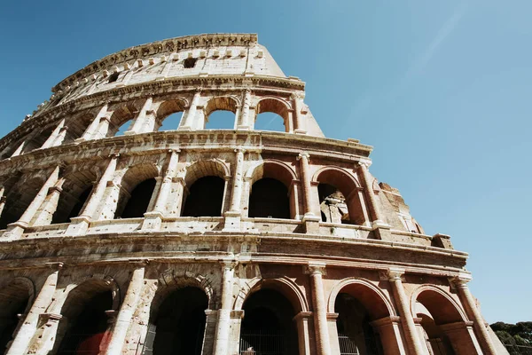 Utsikt över Colosseum i Rom på dagtid. Italien, Europa — Stockfoto