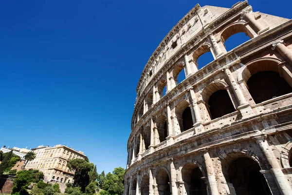 Utsikt över Colosseum i Rom på dagtid. Italien, Europa — Stockfoto