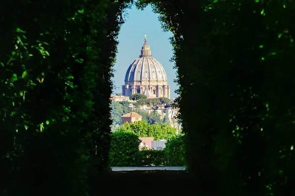 View through the keyhole. Aventine hill. Rome, Italy — Stock Photo, Image