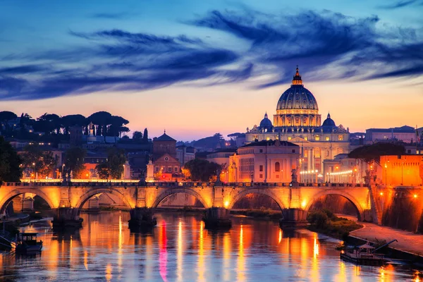 Vista al puente y Ciudad del Vaticano al atardecer. Roma, Italia — Foto de Stock