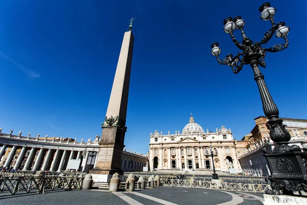 Vista para a Basílica de San Pietro da Piazza San Pietro — Fotografia de Stock