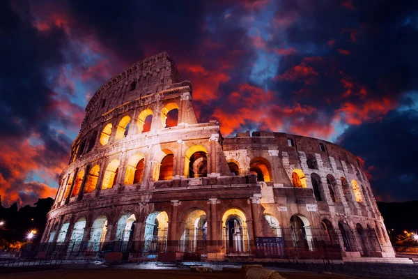 Colosseum in rome bij nacht — Stockfoto