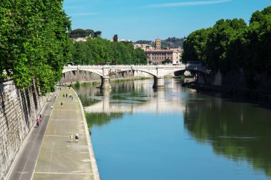 Tiber Nehri üzerindeki köprü 