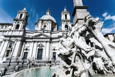 Roma 'daki Navona Meydanında Çeşme