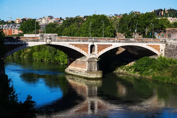 Міст через річку Тибр — стокове фото