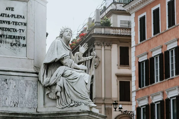 Statue at Piazza di Spagna — Stockfoto